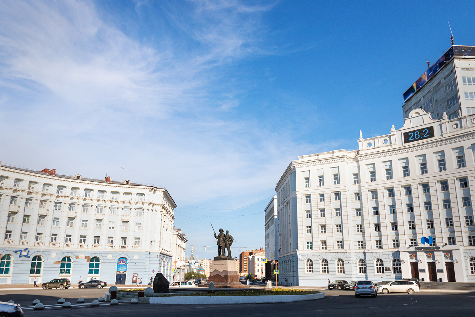 Гвардейская площадь, памятник металлургам и термометр на здании «Норникеля»