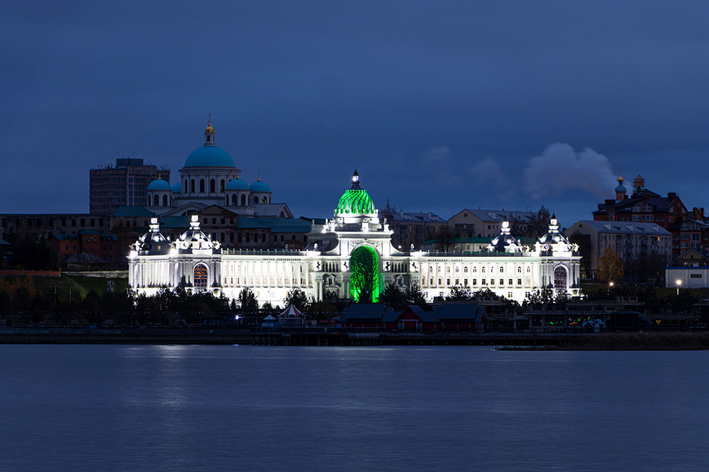 Дворец необычно смотрится с подсветкой на фоне других зданий