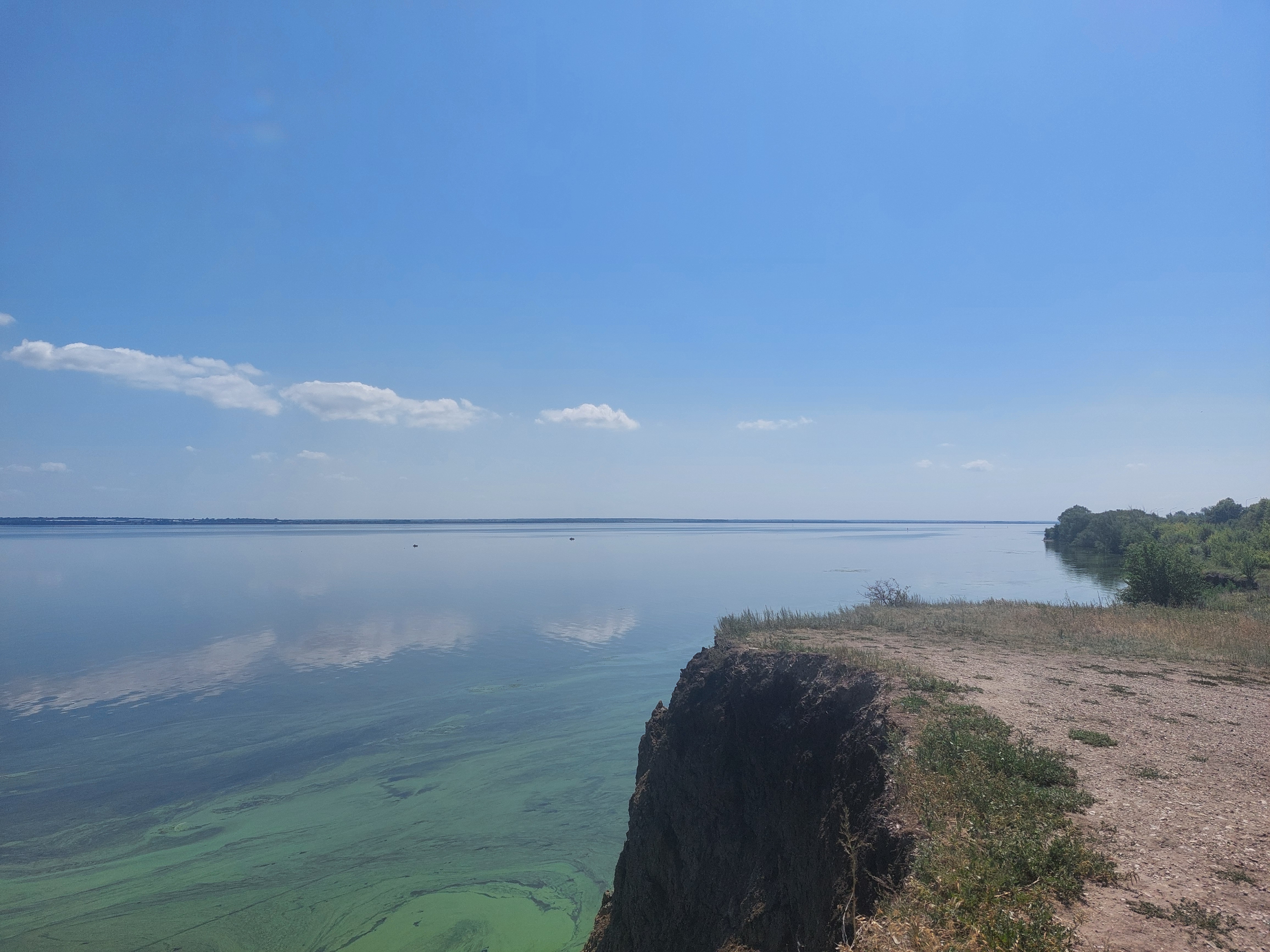 А кое-где вода уже цветёт