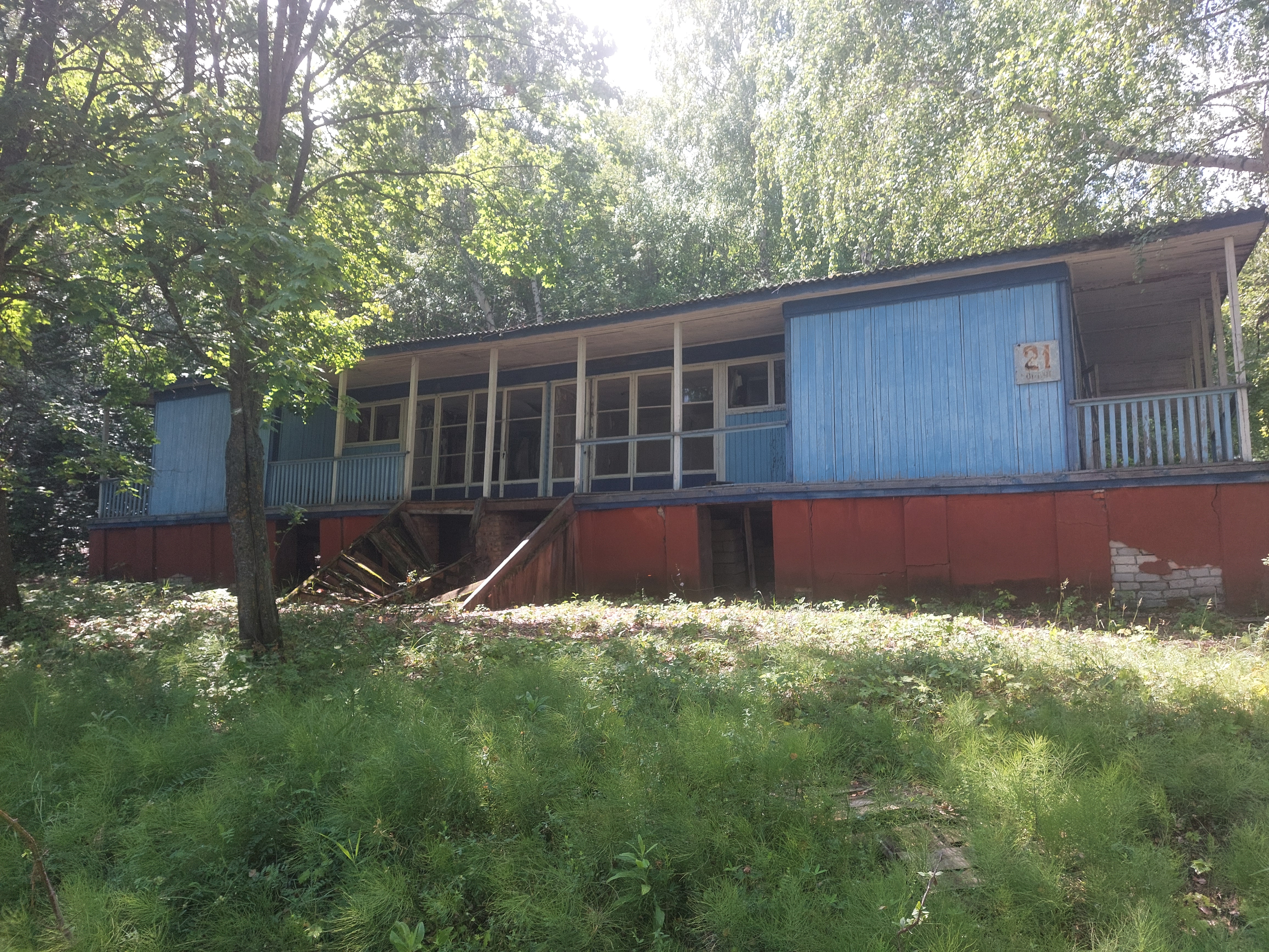На территории заброшенного санатория