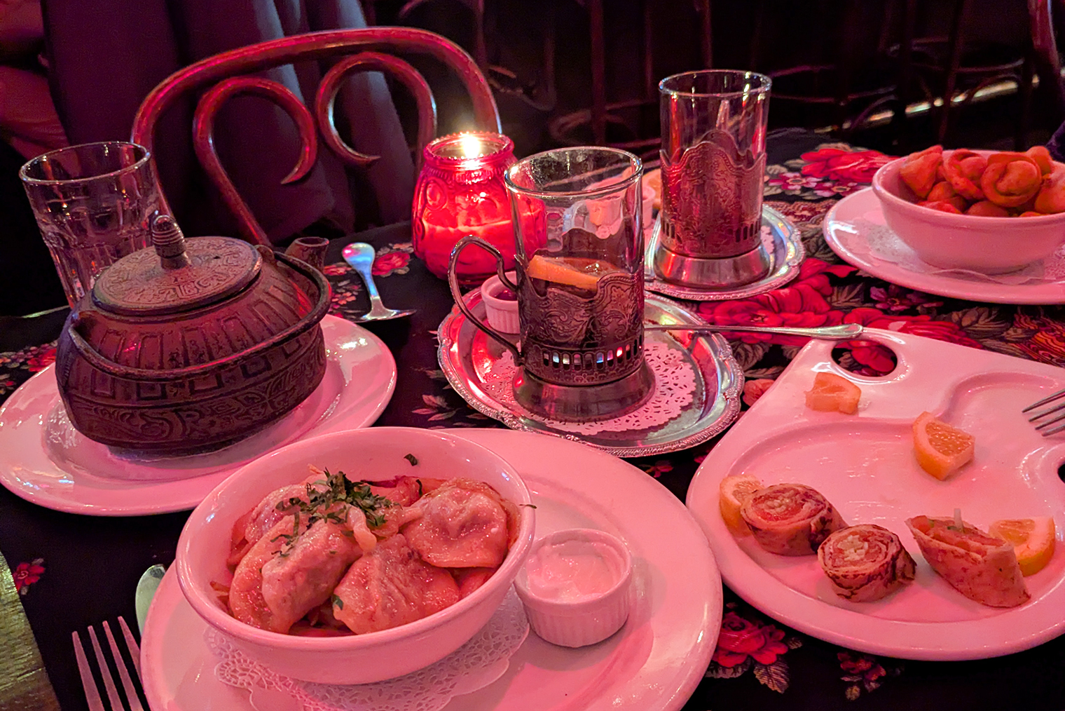 После долгого дня в теплой полутьме от вкусной еды нас так расслабляет, что мы никак не можем уйти: сидим, пьем чай и пиво, слушаем звуки барышниковского белого фортепиано