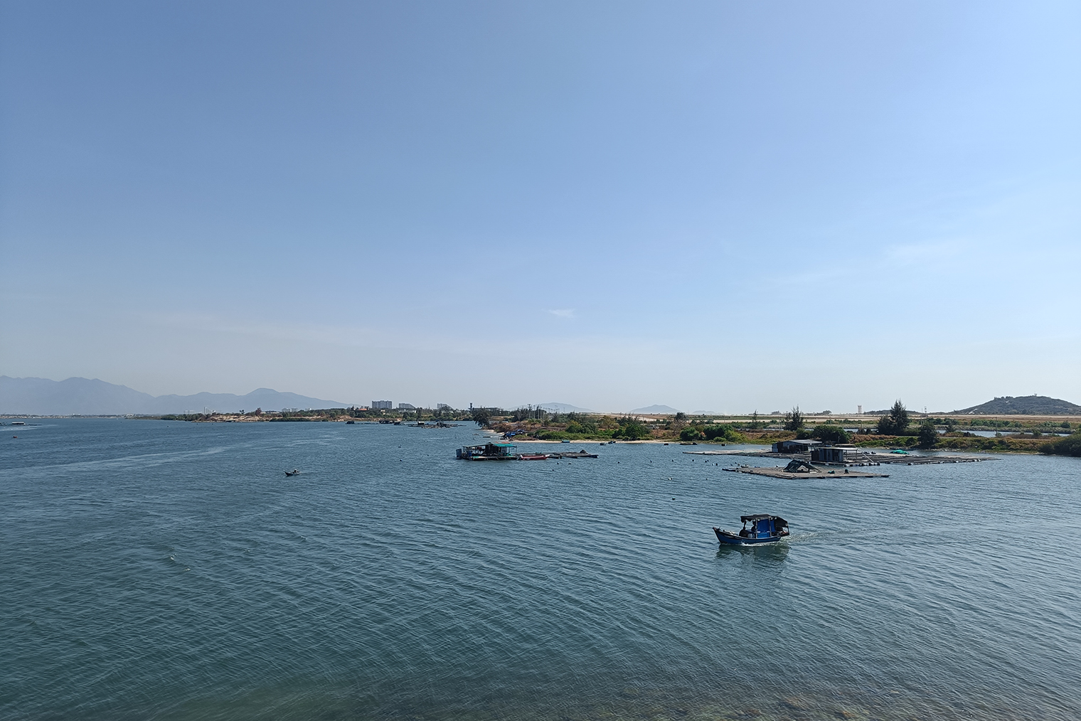 Возле Камрани есть озера с морской водой — там много рыбных ферм