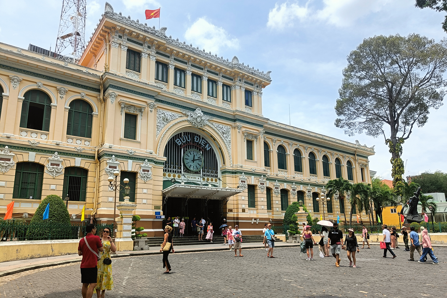 Пожалуй, самое красивое здание почты во Вьетнаме