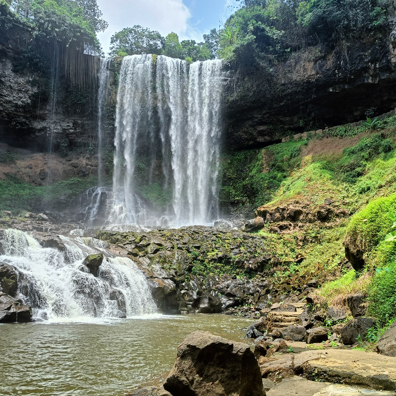 Вокруг водопада много мест для красивых фотографий