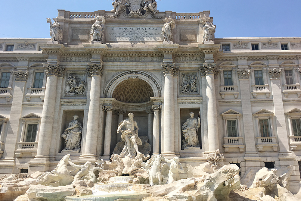 Возле самого популярного фонтана Треви в Риме запрещено есть и пить