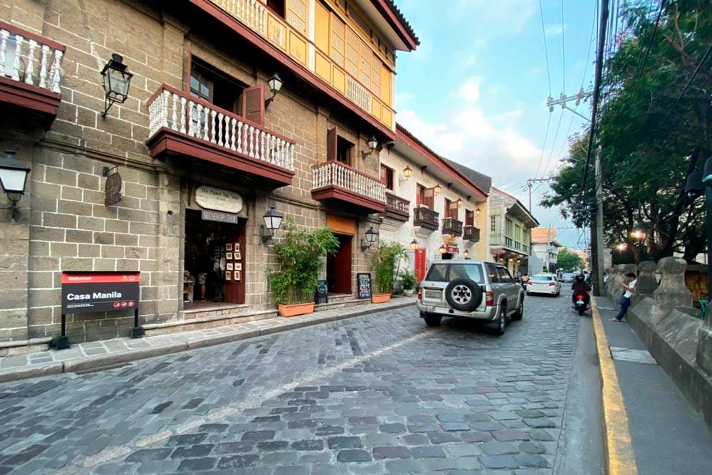 Улочка со старинной брусчаткой и домами в колониальном стиле в столице Филиппин — Маниле