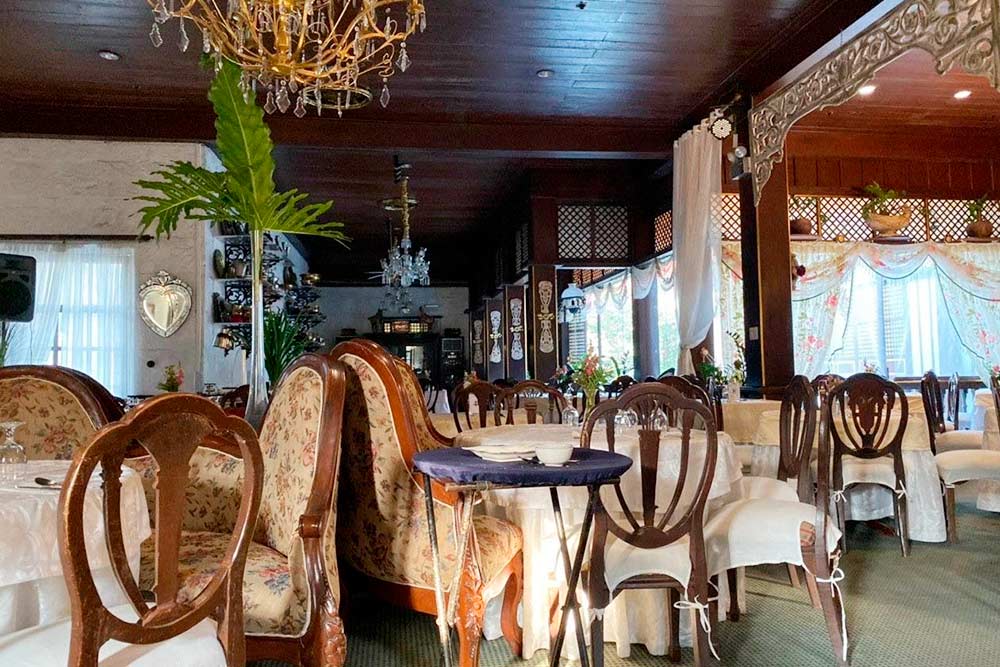 Это ресторан Barbara’s Heritage в Интрамуросе. Здесь оригинальная старинная мебель и интерьеры эпохи конкистадоров