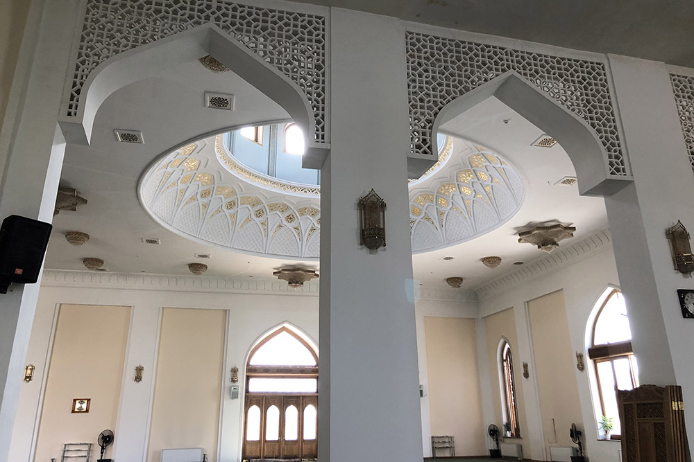 Внутри мечети было спокойно, тихо и прохладно