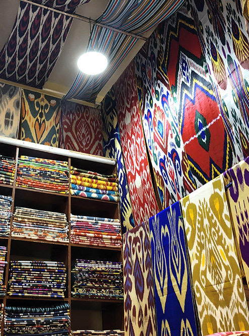 Ткань шаи всегда окрашивают в традиционные узоры