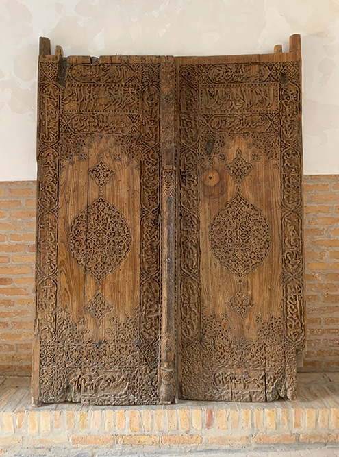Традиционное ремесло хорезмийцев — резьба по дереву. В Ичан⁠-⁠кале много колонн и дверей с такой резьбой