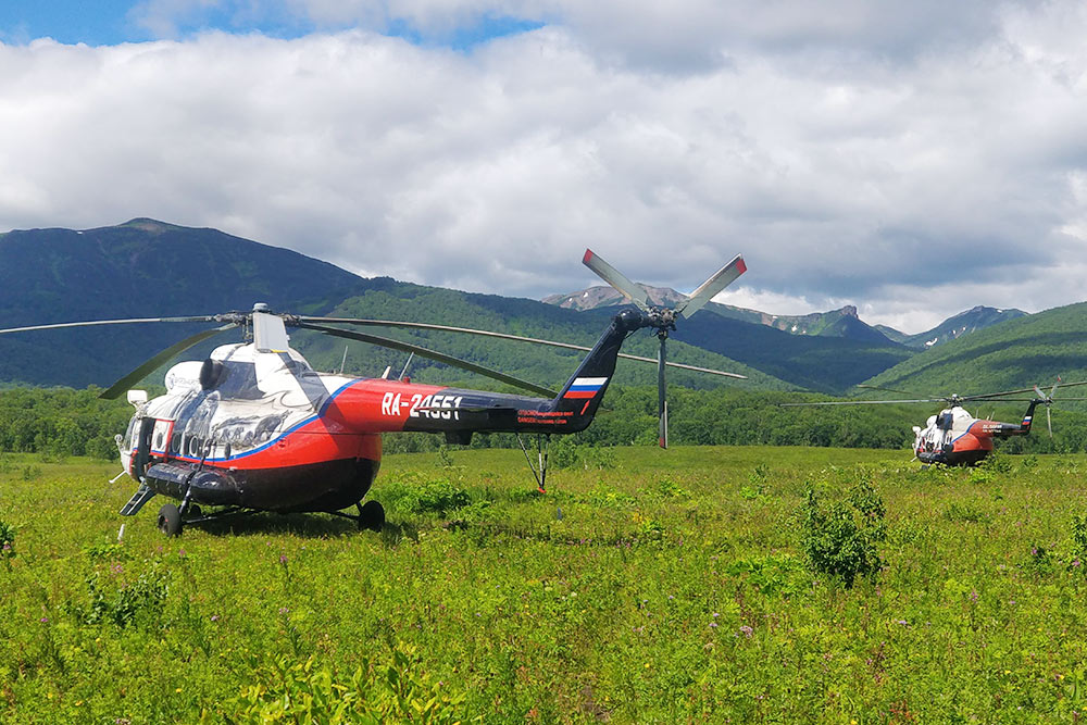 Вертолеты Ми-8 в Налычевской долине. На одном из них мы возвращались из заповедника в Петропавловск