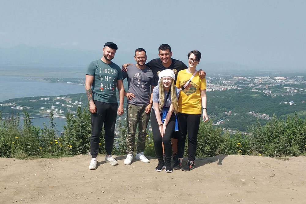 Наша группа на вершине Мишенной сопки: рассматриваем Петропавловск сверху. В этот день над городом была дымка, поэтому на фото не видны вулканы на заднем плане
