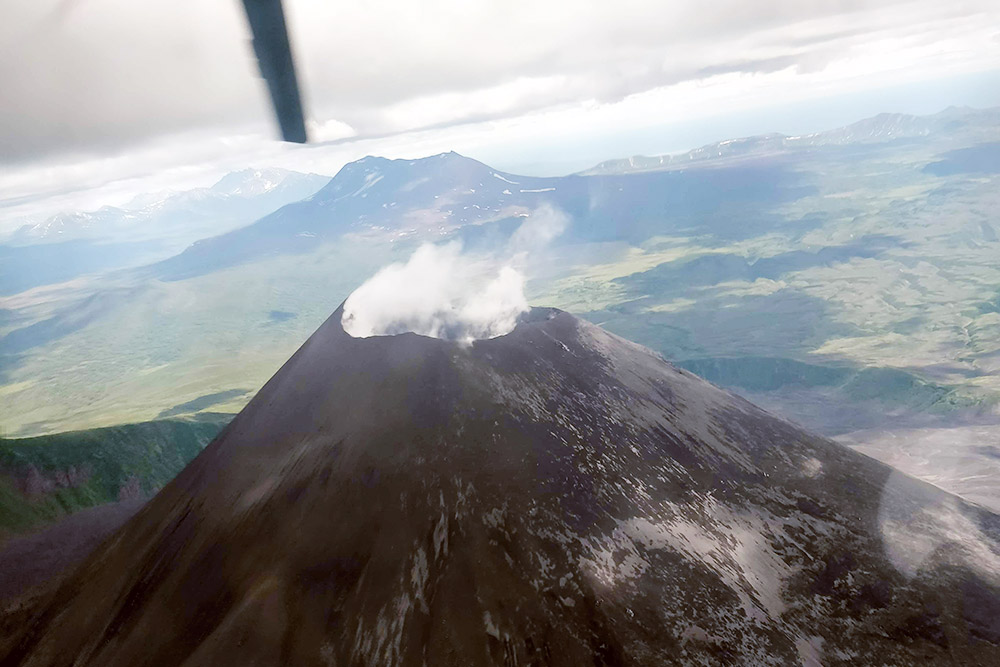 На обратном пути наш вертолет облетел действующий Карымский вулкан