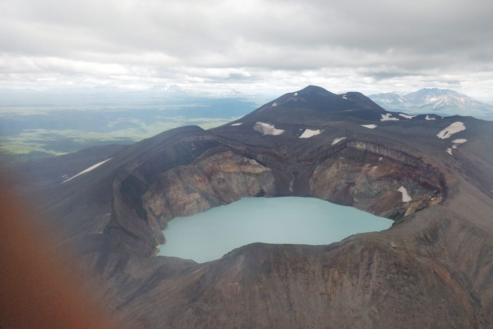 А еще нам посчастливилось с высоты посмотреть на потухший вулкан Малый Семячик и изумрудное кислотное озеро в его кальдере