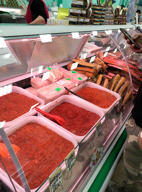На местном рынке можно есть икру ложкой прямо из ведра