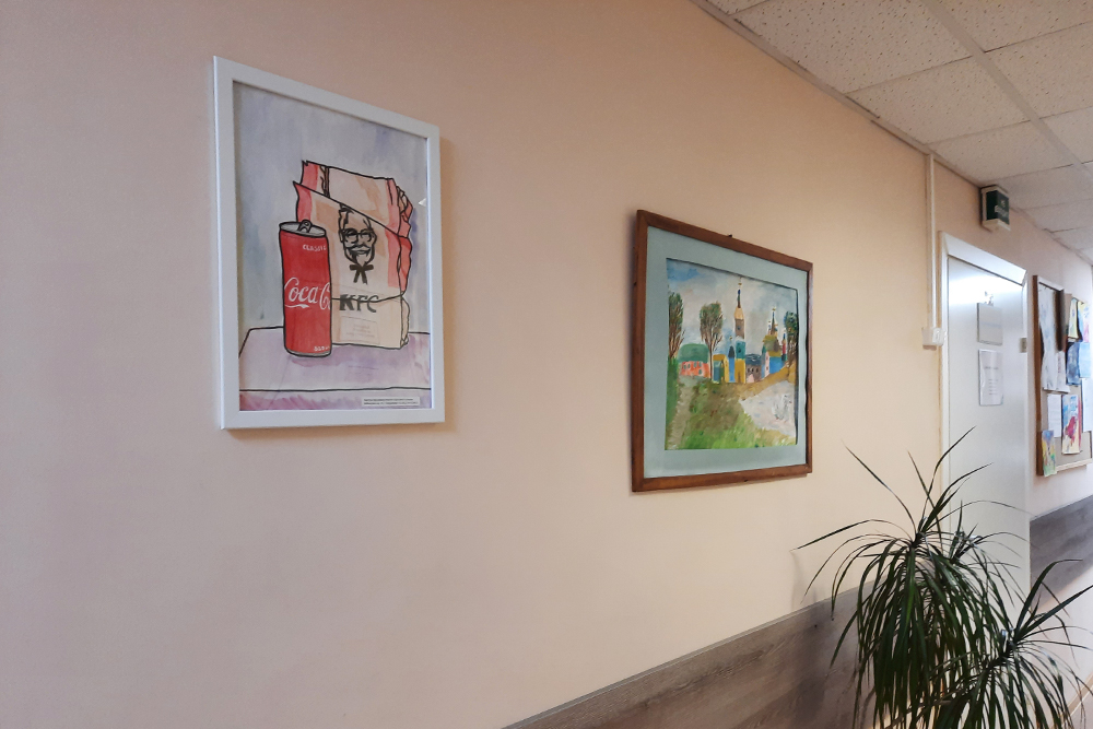 На стенах много рисунков пациентов, которые ходят здесь же в художественную студию