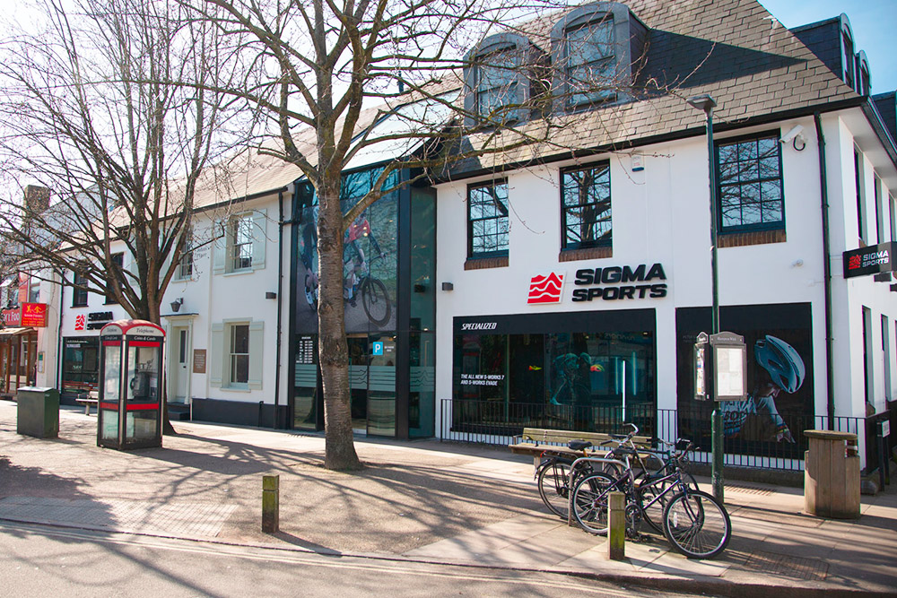 В Англии есть магазин Sigma Sport со стеклянными витринами, и у меня была мечта открыть такой же. Источник: Sigma Sport