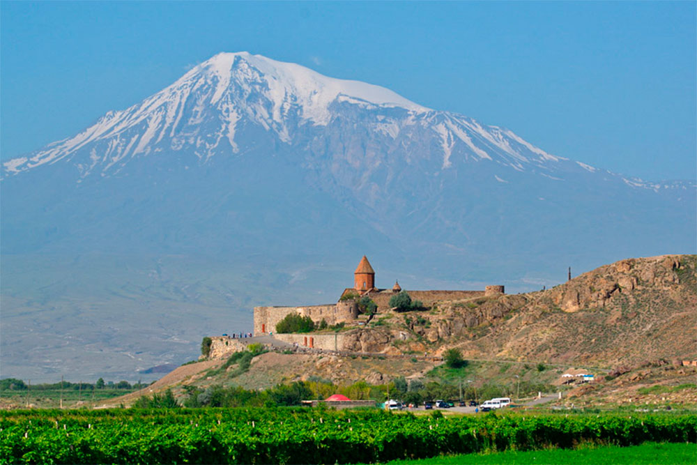 Гора Арарат находится на территории Турции, но армяне считают ее «своей». Вид на гору с монастыря Хор Вирап. Источник: advantour.com