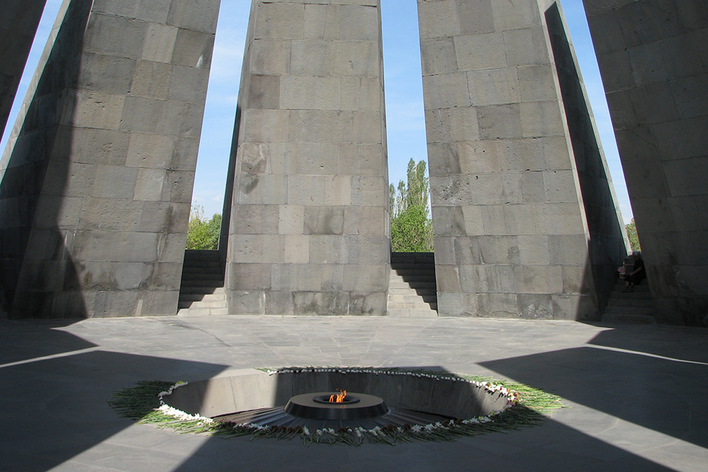 У вечного огня в центре мемориала практически всегда лежат цветы. Источник: wikipedia.org