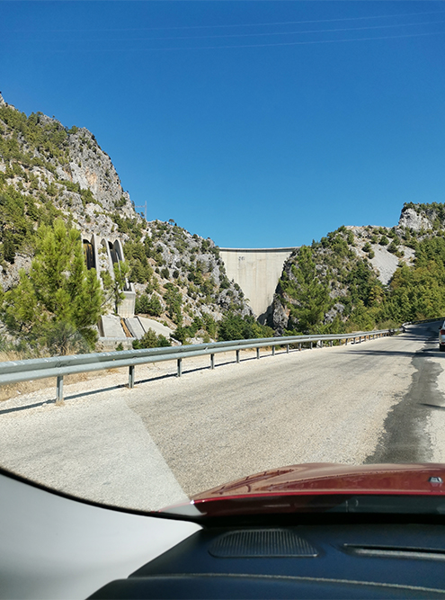 Вид на дамбу при подъезде к Зеленому каньону