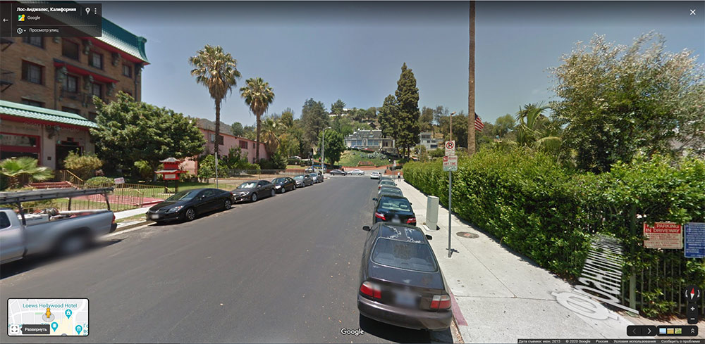 Я заранее искал парковочные места через режим просмотра улиц в «Гугл-картах». Это улица, на которой мы жили в Лос-Анджелесе. На знаке сказано, что парковка без специального разрешения тут запрещена в любое время