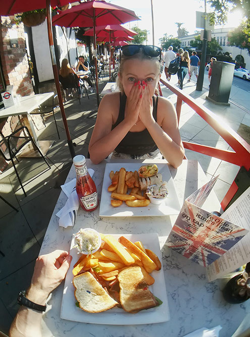 Ужин рядом с пирсом Санта-Моники в Лос-Анджелесе: горячие сэндвичи с картофелем и салатом. Тогда мы еще не осознали, что в США нужно брать одно блюдо на двоих