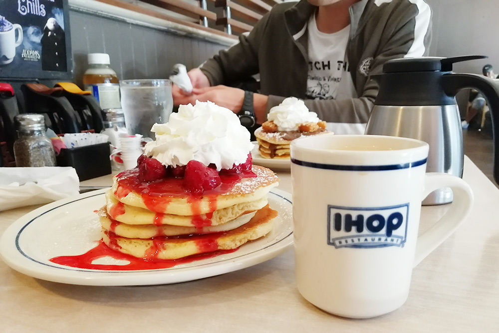 Завтрак в IHOP в Лос-Анджелесе: панкейки, омлеты и кофе