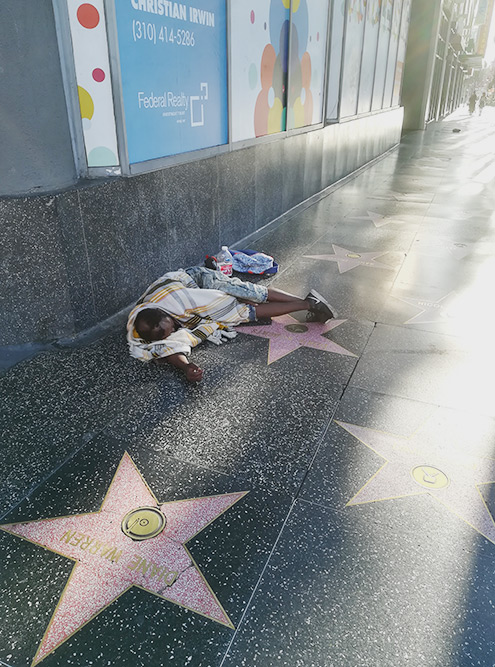 Гуляя ранним утром по Лос-Анджелесу, мы практически на каждом углу встречали бездомных. Эти ребята спали прямо на Аллее Славы. Проходившая мимо американка сделала мне замечание, что я фотографирую бездомных