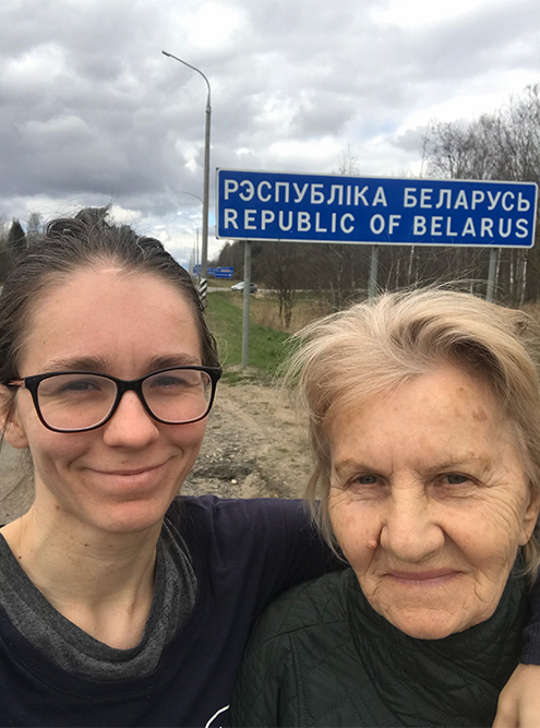 Сфотографировались у пограничного указателя, как только пересекли границу с Беларусью