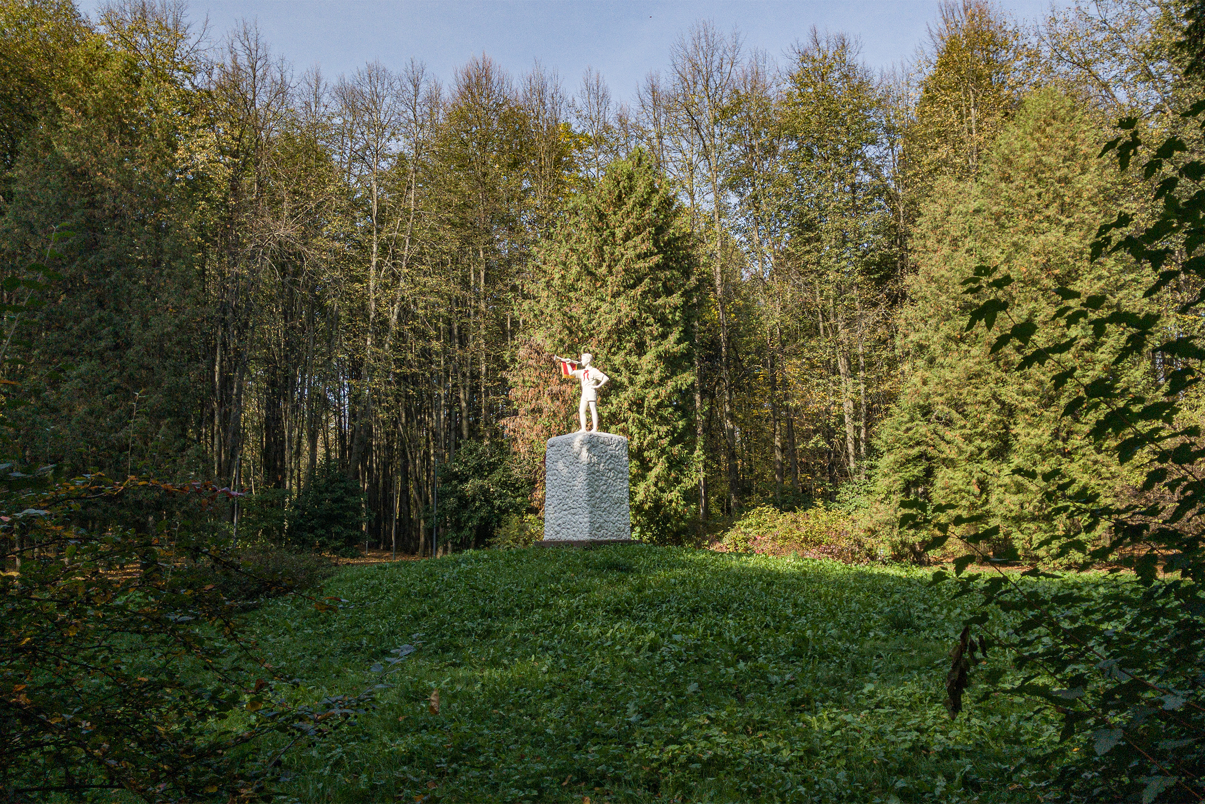 Скульптура «Пионер с горном» в заречной части Троицка