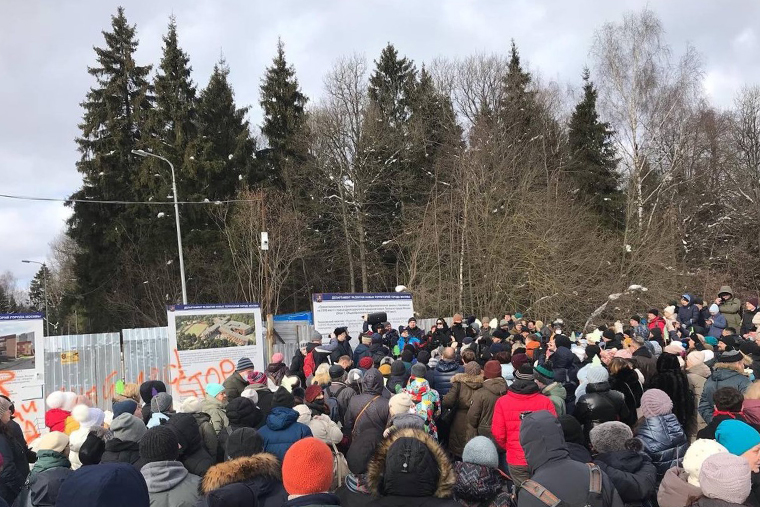 Активисты весной 2022 года у въезда на строительную площадку школы. Источник: ecowiki.ru
