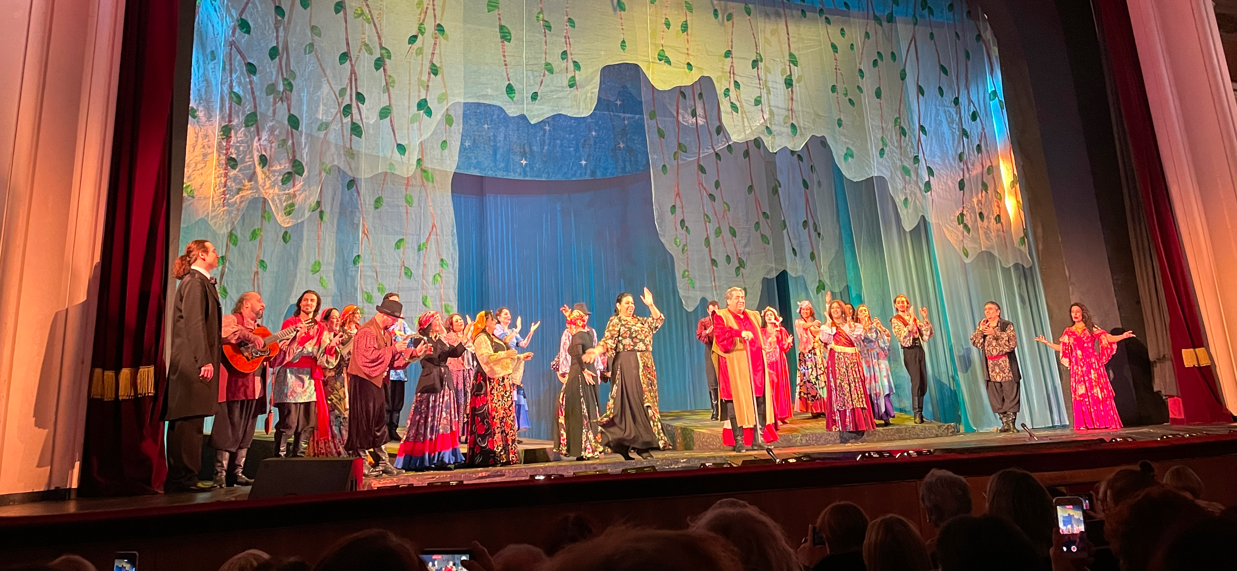 Как мы сходили на премьеру «Трудного счастья» в цыганском театре «Ромэн» в Москве