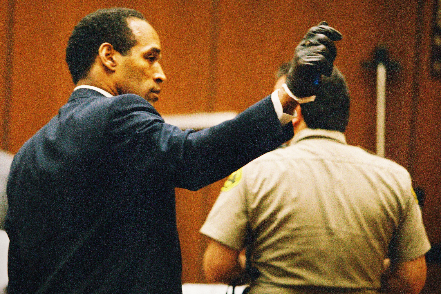 Один из самых известных моментов судебных теледрам: О’Джей Симпсон примеряет перчатки, найденные на месте убийства. Они оказываются ему малы. Источник: Фотография: Lee Celano / Getty Images