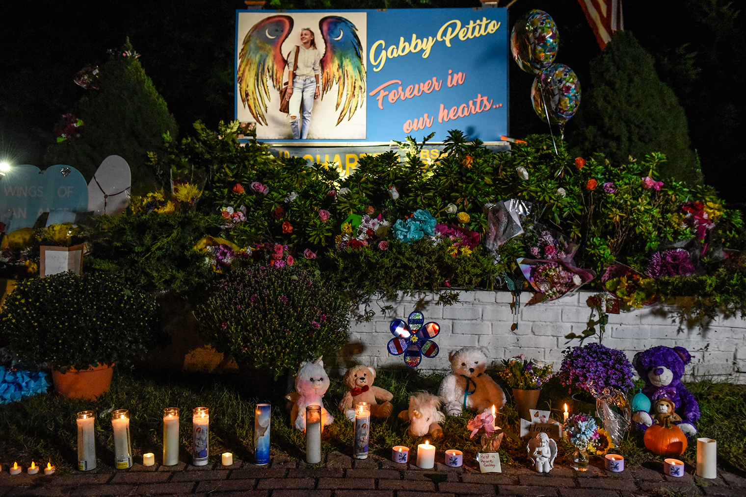 Мемориал в память о Габби Петито у ее дома. Фотография: Stephanie Keith / Getty Images