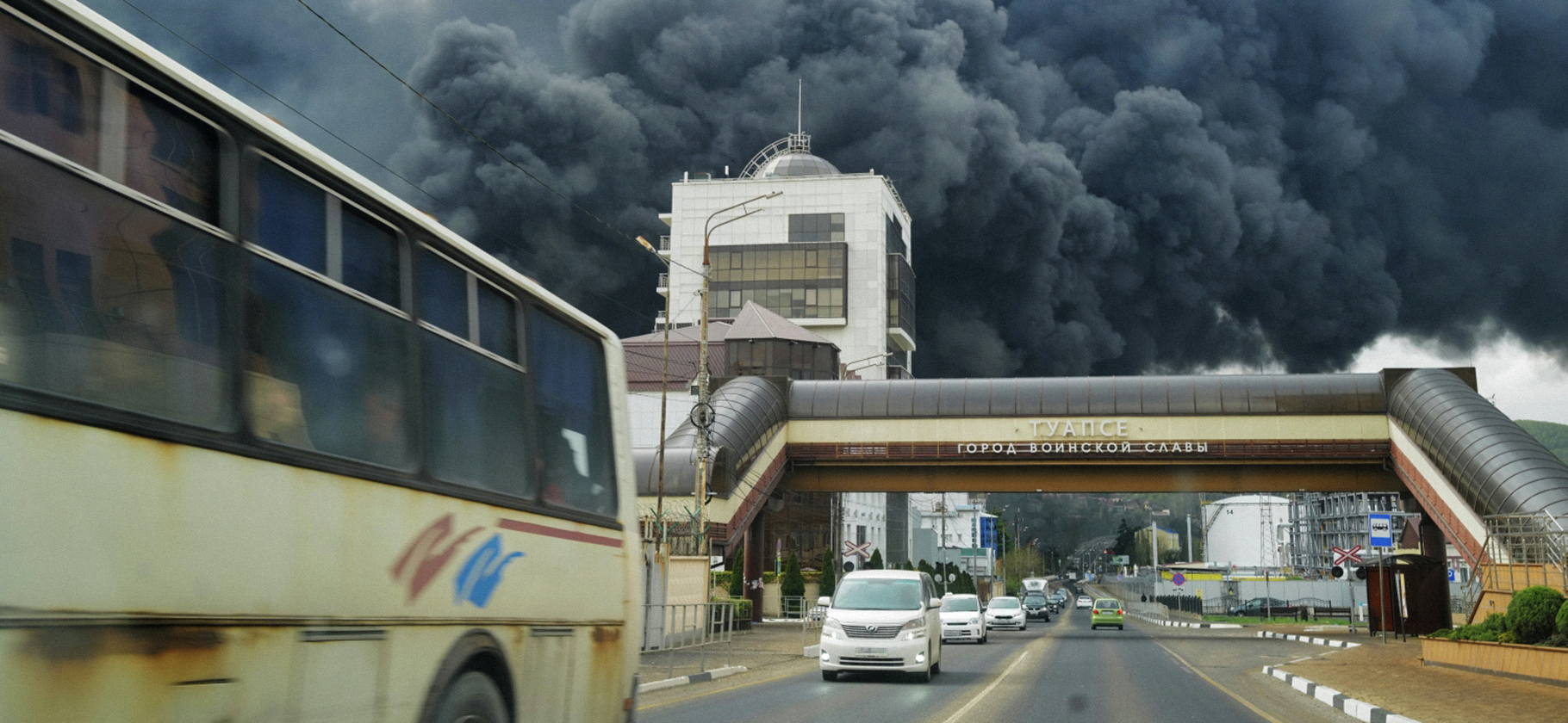«Небо тут черное, будто в мазуте»: что известно о ката­строфе в Туапсе и какие могут быть последствия