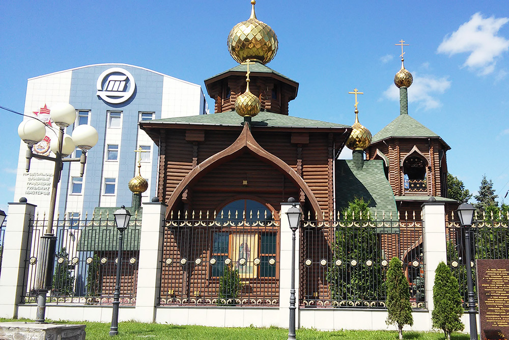 По пути от музея оружия к Казанской набережной стоит деревянная Владимирская церковь