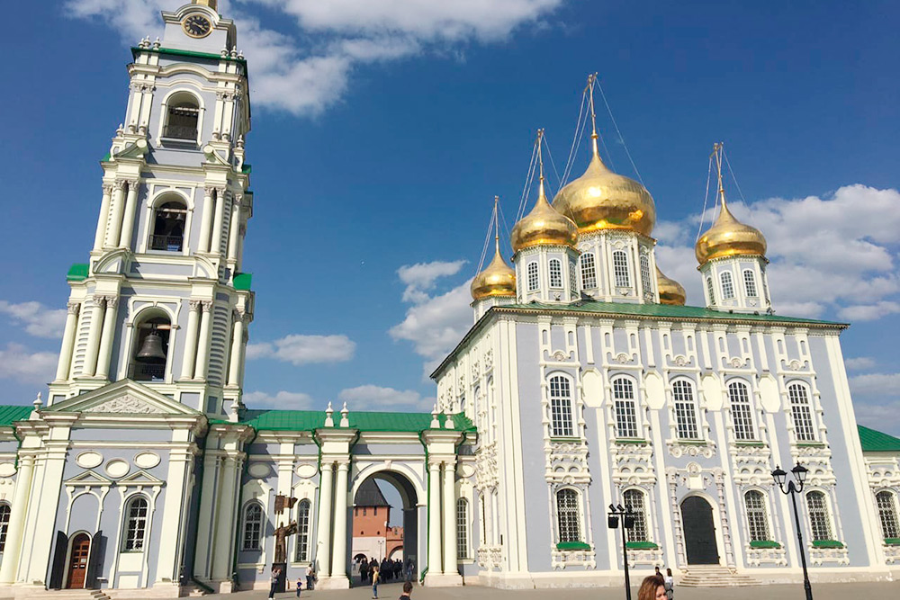 Здание Свято-Успенского собора хорошо отреставрировано: он выглядит новым и аккуратным, как храмы в центре Москвы или Санкт-Петербурга
