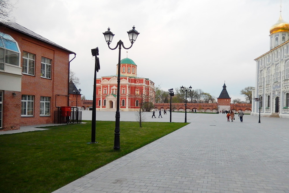 В бывшем здании Богоявленского собора сейчас находится старый корпус музея оружия. От храма сохранилась только архитектура