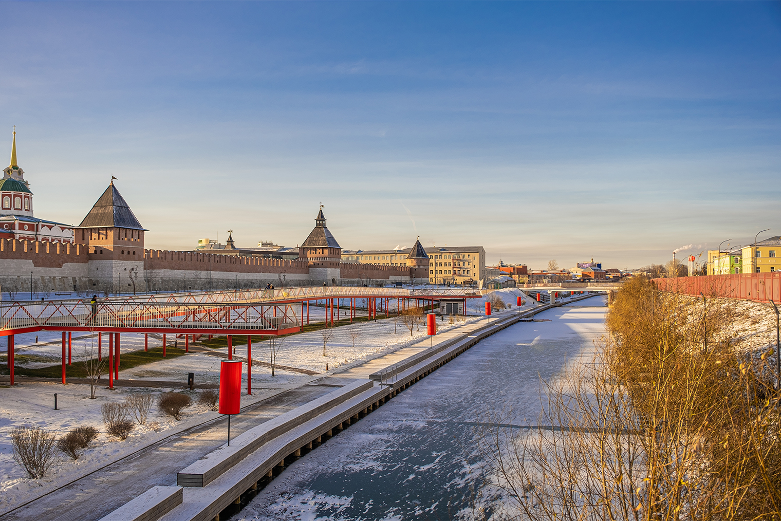 Вид на кремль с моста на набережной. Фотография: Nelli Nekrasova / Shutterstock