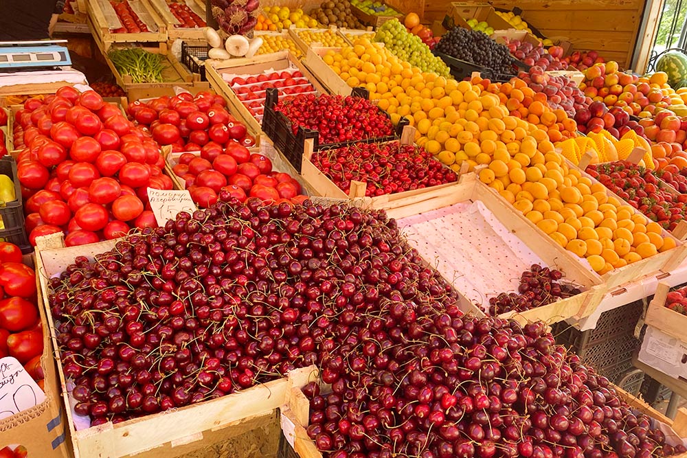 Другие фрукты и овощи на рынке тоже вкусные