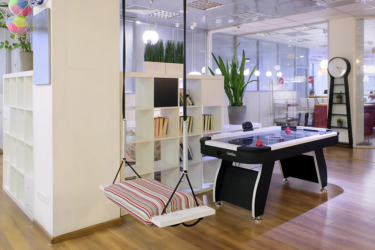 В Botanika 24 есть даже качели. Источник: coworking-oak.ru