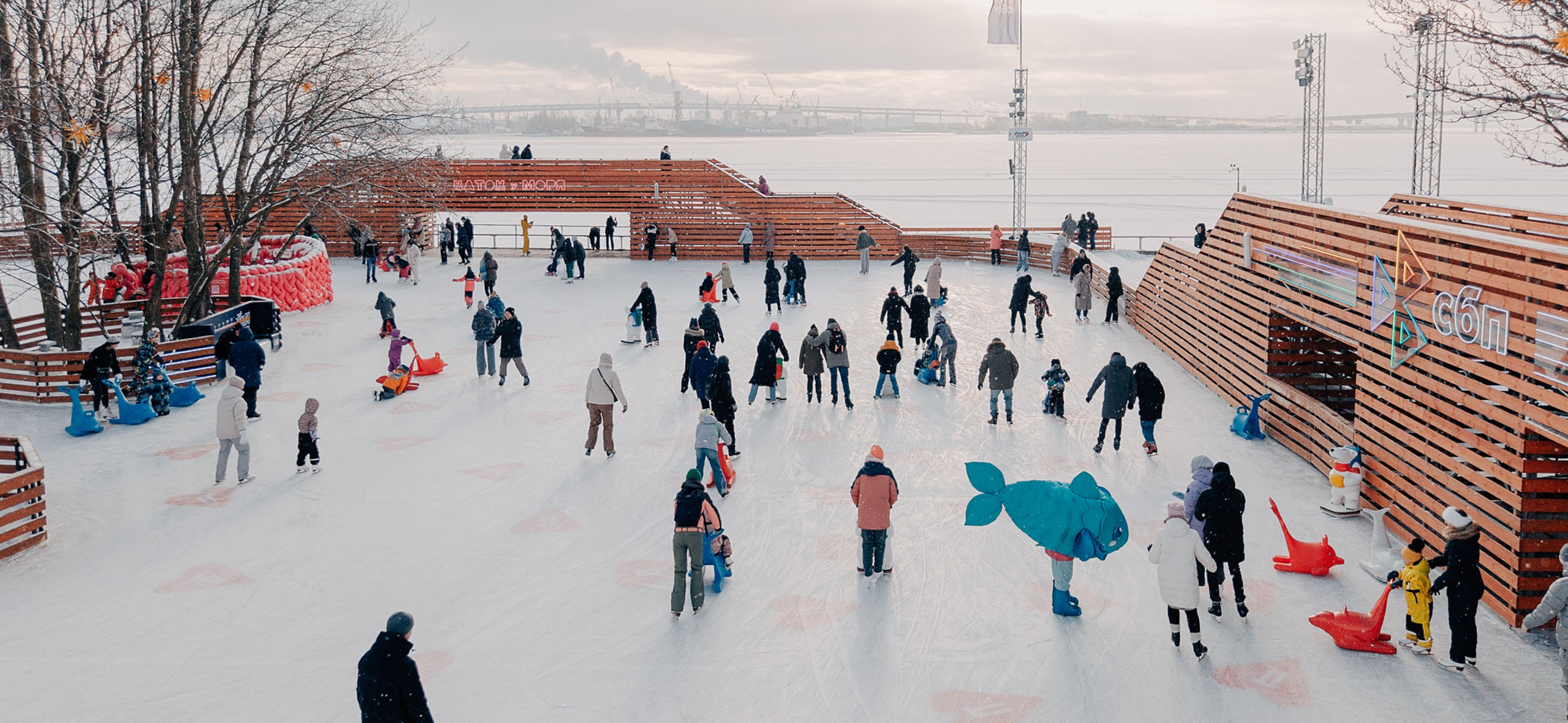 В Петербурге открылись катки: вот 10 мест, где можно прокатиться на конь­ках этой зимой