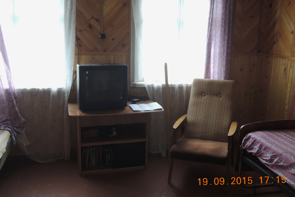 Прежние хозяева оставили мне старую мебель, а еще телевизор и нерабочую электрическую плитку