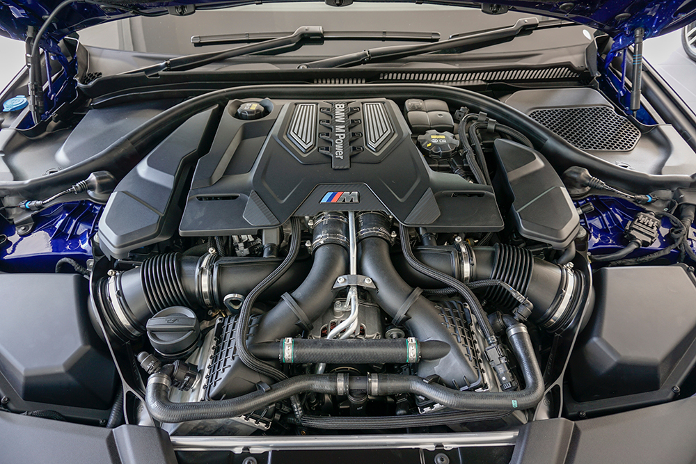 Двигатель БМВ M5 4.4 V8 TwinPower Turbo. Два одинаковых турбокомпрессора, которые совершенно не видно под капотом. Источник: Mohd_Syis_Zulkipli / Shutterstock