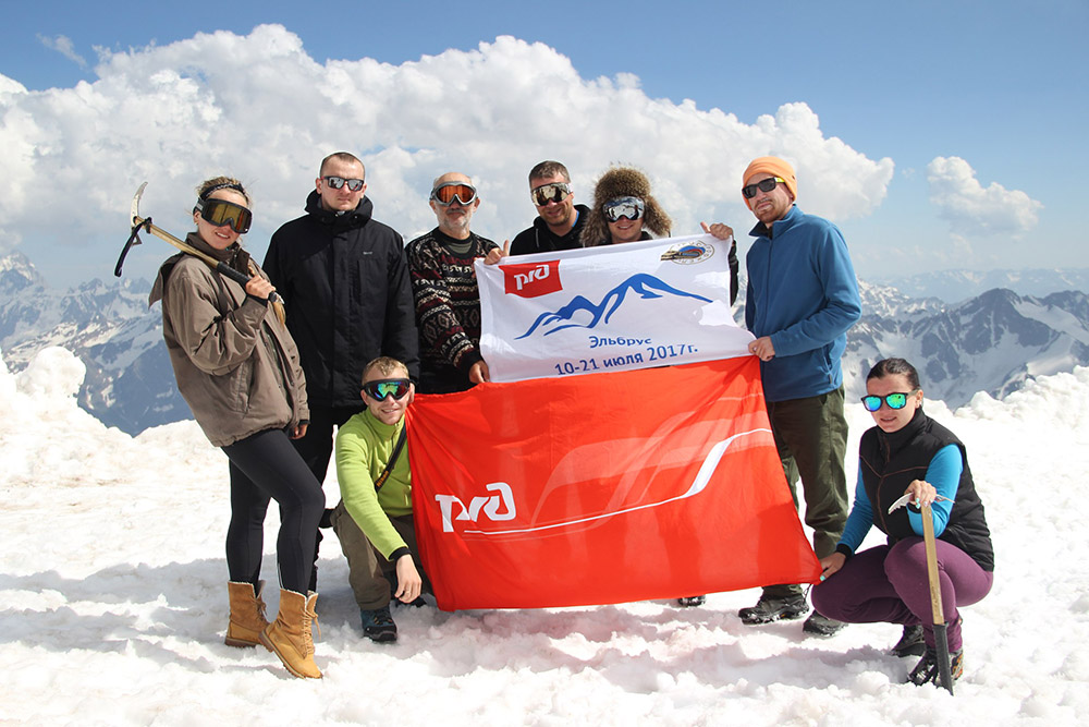 Команда сотрудников РЖД после восхождения на Эльбрус в 2017 году. Чтобы взойти на Эльбрус, команда проходила акклиматизацию — подготовку организма к высоте, когда организму не хватает кислорода