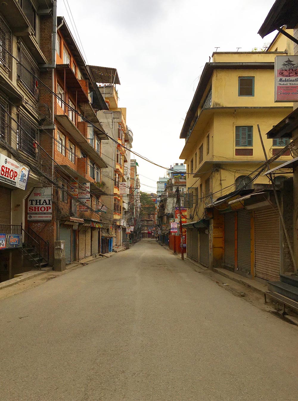 Опустевший Катманду, фотографии одной из застрявших туристок — Юлии Широченко
