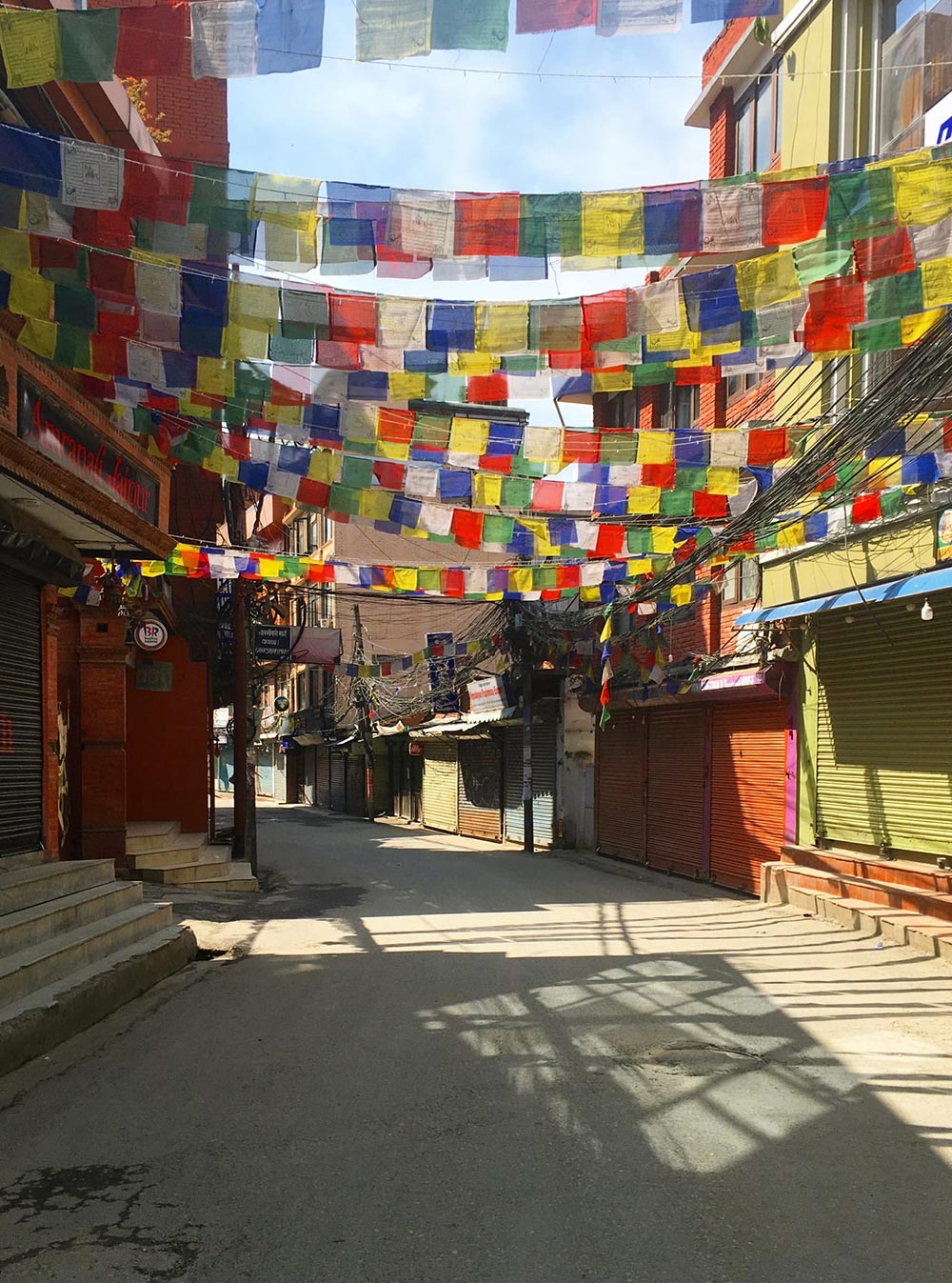 Опустевший Катманду, фотографии одной из застрявших туристок — Юлии Широченко