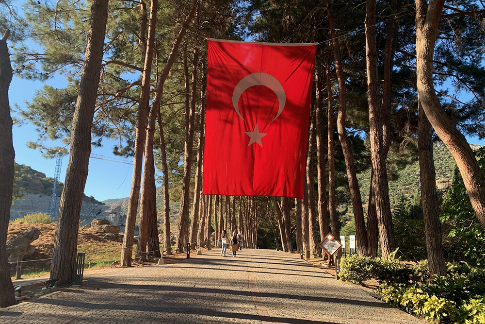 На входе в Эфес посетителей встречает гигантский флаг Турции