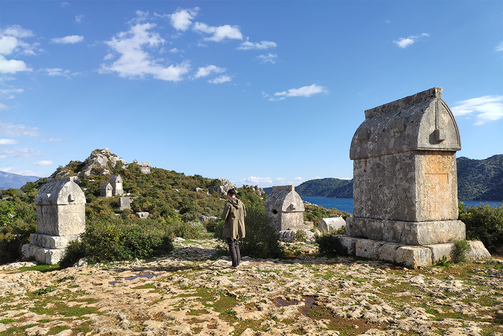 Ликийские саркофаги рядом с крепостью Симена