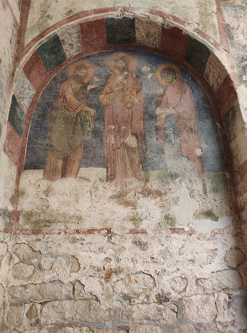 Кое⁠-⁠где на стенах церкви сохранились росписи